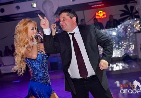 Balul Bobocilor la Medicină: Andreea Bălan l-a luat la dans pe decanul Florian Bodog, care, de altfel, i-a plătit onorariul (FOTO)